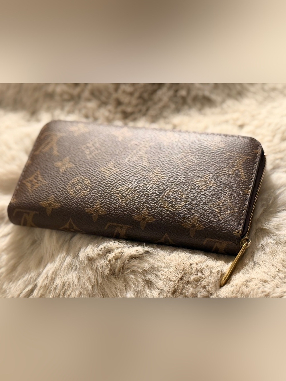 Louis Vuitton Monogram Zippy wallet in barely used, excellent condition.